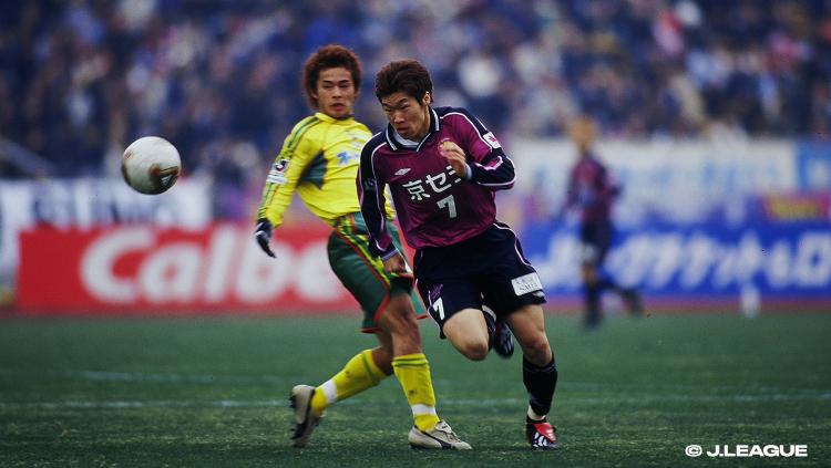 Park Ji-sung (kanan) saat masih bermain untuk klub Kyoto Purple Sanga di Liga Jepang.