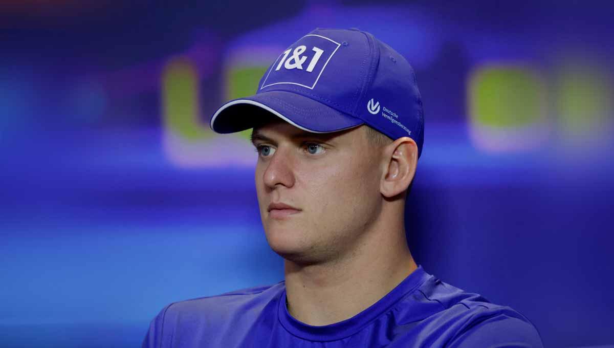Mick Schumacher saat konferensi pers. (Foto: REUTERS/Leonhard Foeger)