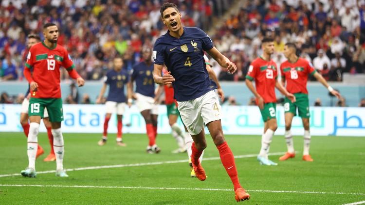 Aksi Raphael Varane di laga Piala Dunia 2022 Prancis vs Maroko (15/12/22). (Foto:
