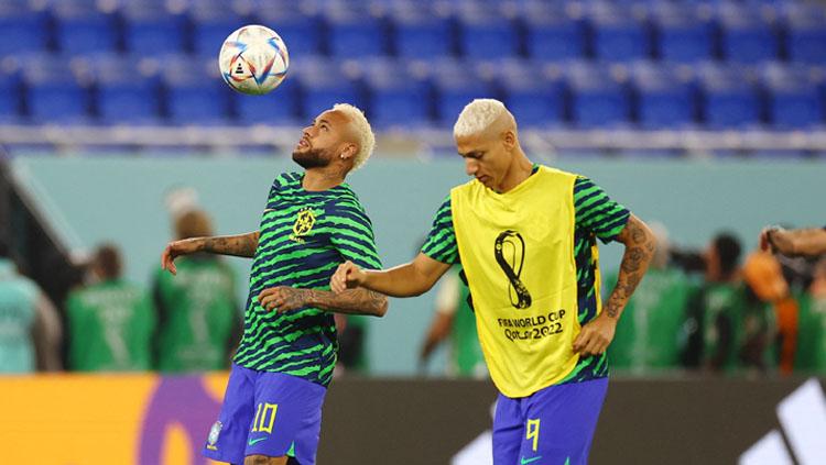 Dua bintang Brasil, Neymar Jr. (kiri) dan Richarlison saat latihan bersama jelang babak 16 besar Piala Dunia 2022 (Foto:  REUTERS/Kai Pfaffenbach). - INDOSPORT