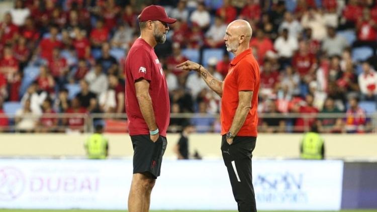 Jurgen Klopp dan Stefano Pioli di laga Dubai Super Cup 2022 Liverpool vs AC Milan. Foto: REUTERS/Satish Kumar. - INDOSPORT