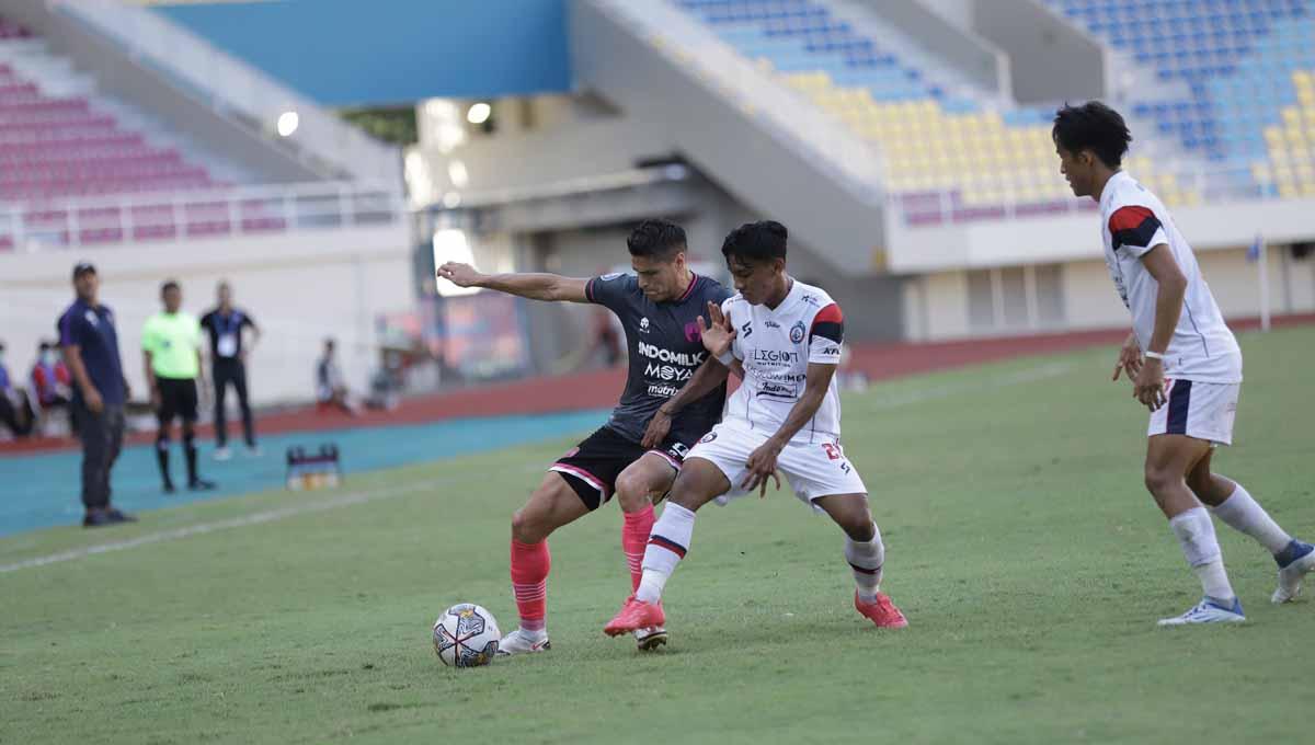 Persita Tangerang kalah dengan skor 0-2 dari Arema FC pada pekan ke-15 Liga 1 2022, Sabtu (17/12/22) di Stadion Manahan, Solo. - INDOSPORT