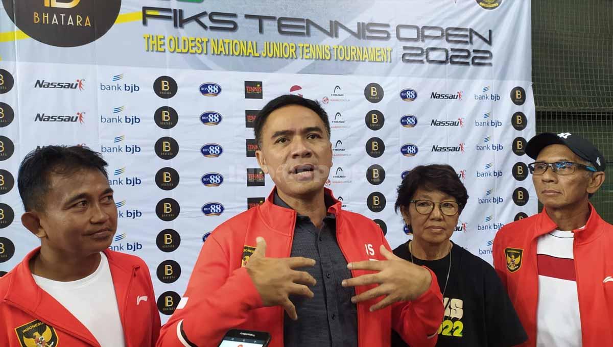 Wakil ketua Pengurus Pusat Persatuan Tenis Seluruh Indonesia (PP Pelti), Wikan Sakarinto (kedua dari kiri), saat membuka FIKS Tennis Open 2022 The Oldest National Junior Turnament di Bandung.