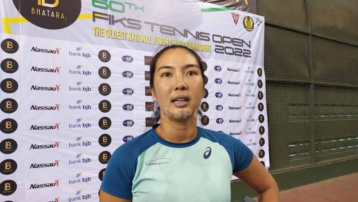Petenis putri Indonesia, Aldila Sutjiadi, saat menghadiri pembukaan FIKS Tennis Open 2022 The Oldest National Junior Turnament di Bandung, Sabtu (17/12/22). - INDOSPORT
