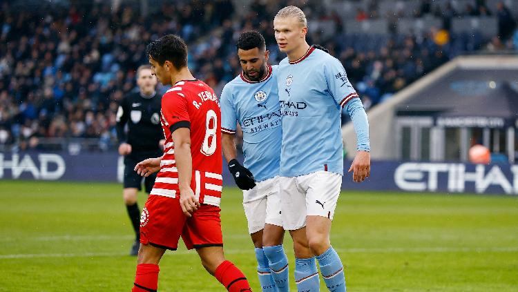 Erling Braut Haaland dari Manchester City merayakan gol di laga uji coba kontra Girona bersama Riyad Mahrez Reuters-Jason Cairnduff