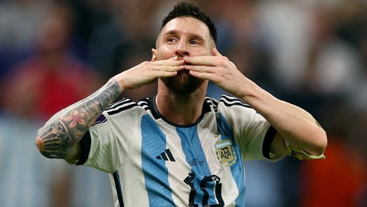 Ekspresi bahagia Lionel Messi di laga semifinal Piala Dunia 2022 Argentina vs Kroasia (14/12/22). (Foto: REUTERS/Kai Pfaffenbach) - INDOSPORT