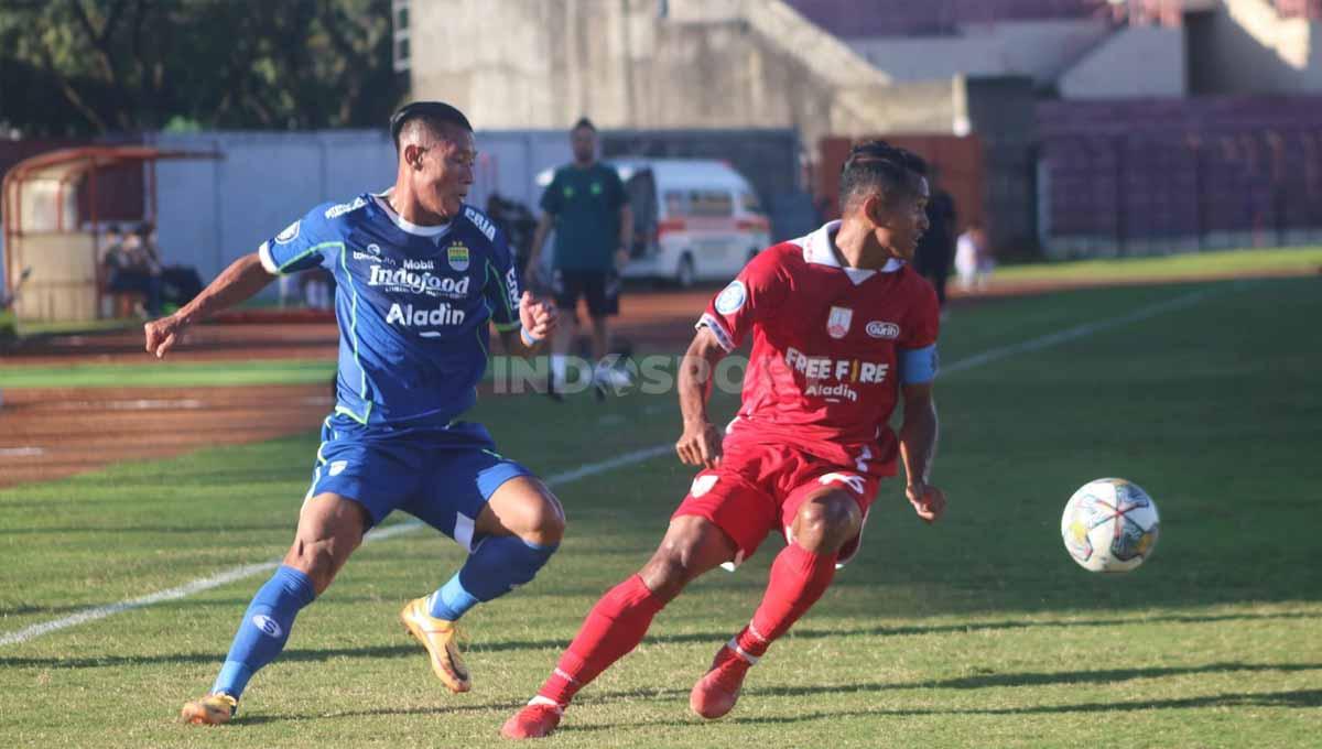 Persib Bandung memenangi laga Liga 1 melawan Persis Solo dengan skor 2-1 pada hari Minggu (18/12/22) sore WIB lewat gol penyelamat dari Ezra Walian. (Foto: Nofik Lukman Hakim/INDOSPORT)