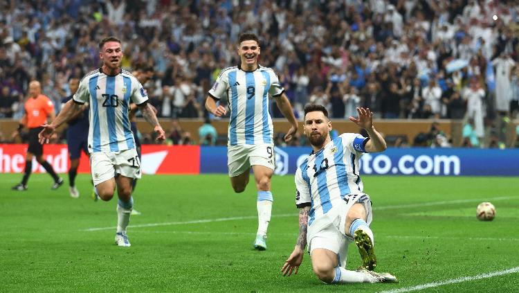 Lionel Messi dari Argentina merayakan gol pertama kontra Prancis di final Piala Dunia 2022 REUTERS-Carl Recine