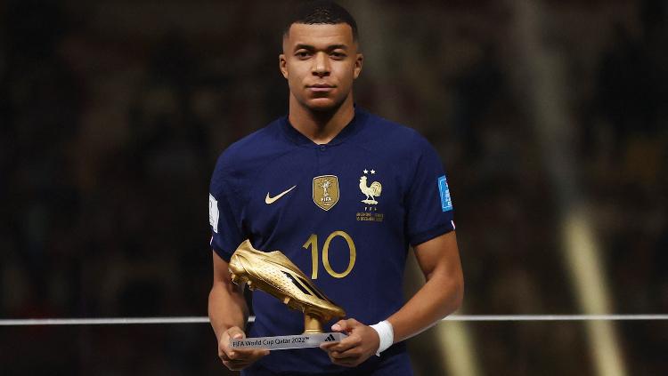 Kylian Mbappe dari Prancis berpose dengan penghargaan Sepatu Emas Piala Dunia 2022 REUTERS-Carl Recine