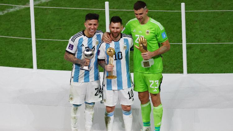 Pemain Argentina Lionel Messi, Enzo Fernandez dan Emiliano Martinez mendapat penghargaan di Piala Dunia 2022 REUTERS-Paul Childs - INDOSPORT