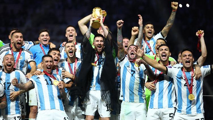 Lionel Messi dari Argentina mengangkat trofi Piala Dunia 2022 bersama rekan satu timnya REUTERS-Kai Pfaffenbach