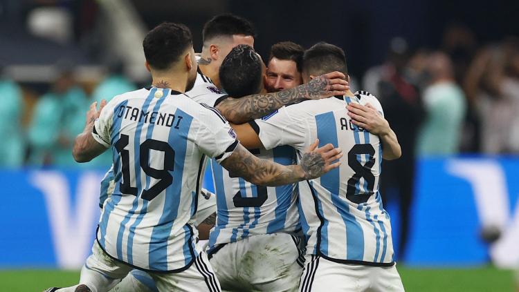 Lionel Messi dan para pemain Argentina merayakan keberhasilan menjuarai Piala Dunia 2022 REUTERS-Kai Pfaffenbach