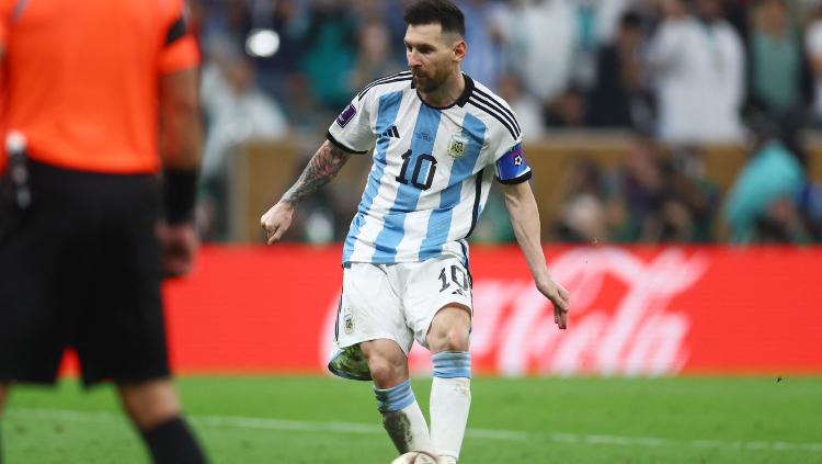 Lionel Messi dari Argentina mencetak gol penalti saat adu penalti di final Piala Dunia 2022 REUTERS-Kai Pfaffenbach