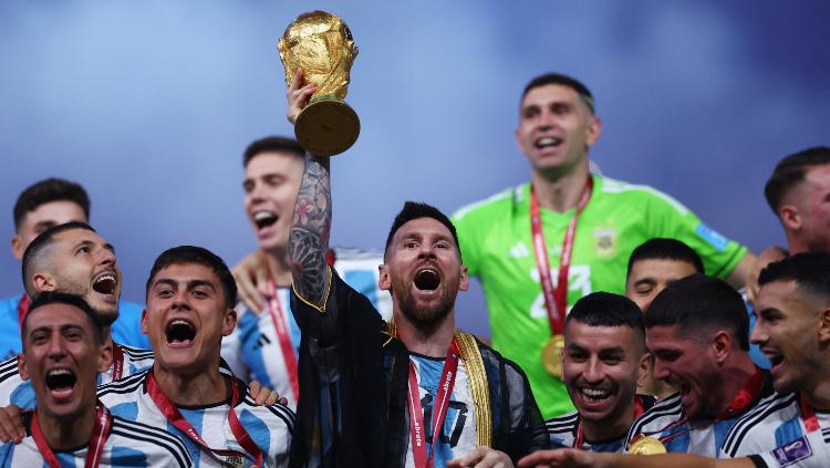 Lionel Messi dari Argentina merayakan trofi Piala Dunia 2022 dengan rekan setimnya REUTERS-Carl Recine