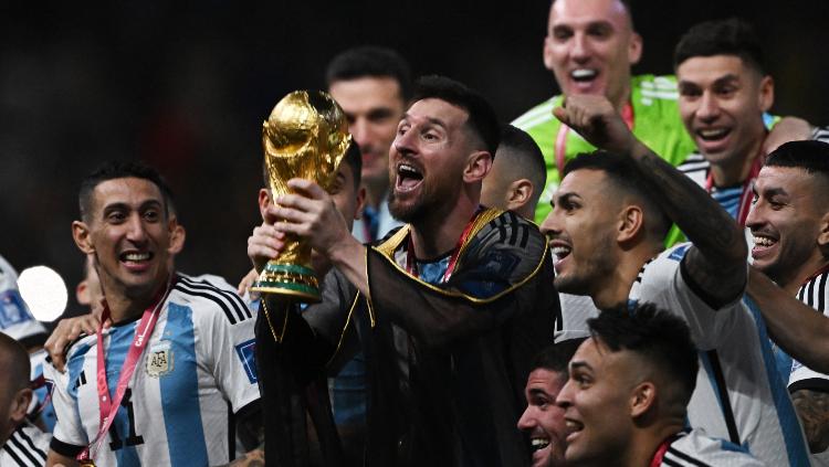 Lionel Messi dari Argentina mengangkat trofi Piala Dunia 2022 bersama rekan satu timnya REUTERS-Dylan Martinez