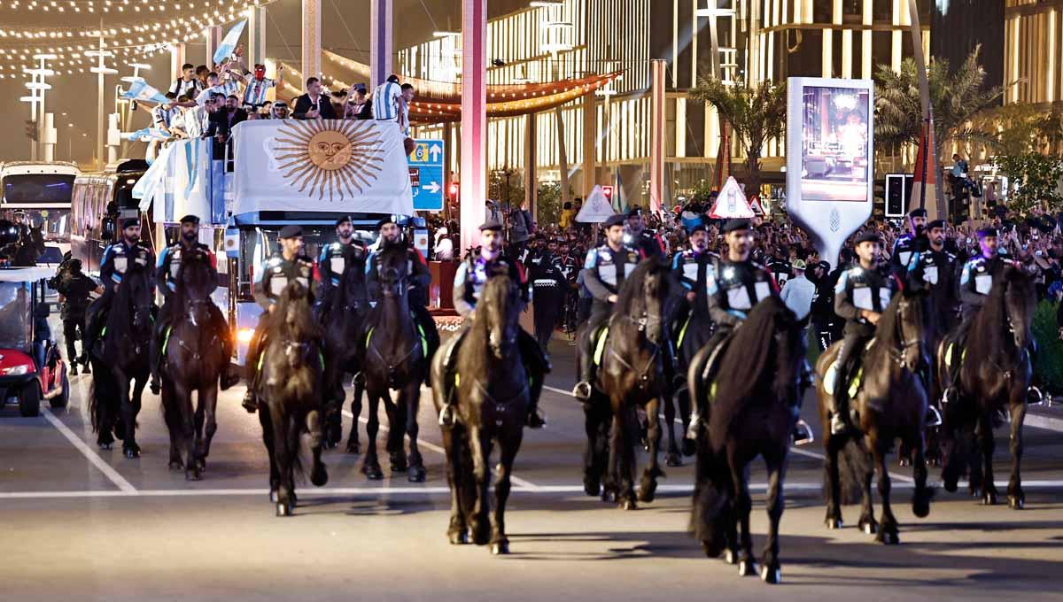 Warganet menyebut Messi dan skuad Timnas Argentina bisa tewas lantaran nyaris mengalami kecelakaan maut saat parade juara kemenangan Piala Dunia 2022.