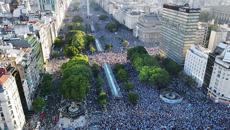 Rakyat Argentina tumpah ruah di jalanan utama Buenos Aires menyambut kedatangan para pemain timnas Argentina usai menang Piala Dunia 2022. REUTERS/Agustin Marcarian - INDOSPORT
