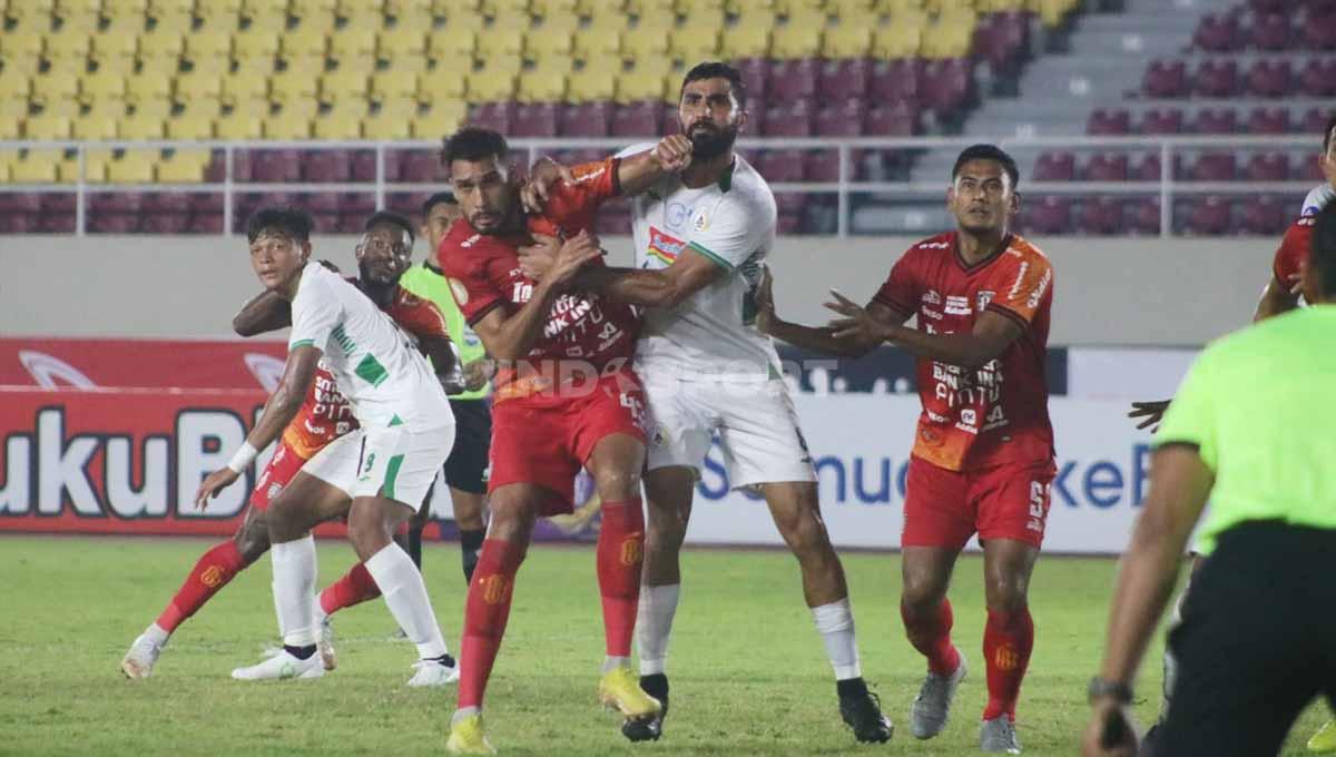 Pelatih Super Elang Jawa, Seto Nurdiantoro, memberi ceramah kepada para pemainnya jelang laga Liga 1 2022-2023 antara PSS vs RANS Nusantara. (Foto: Nofik Lukman Hakim/INDOSPORT)
