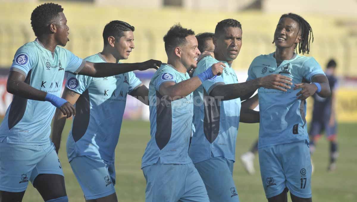 Selebrasi pemain Madura United usai mencetak gol ke gawang Arema FC pada laga BRI Liga 1 di Stadion Sultan Agung, Bantul, Selasa (20/12/22).