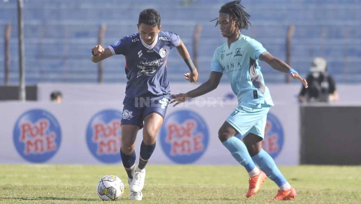 Achmad Figo saat mengawal Ronaldo Kwateh pada laga BRI Liga 1 di Stadion Sultan Agung, Bantul, Selasa (20/12/22).