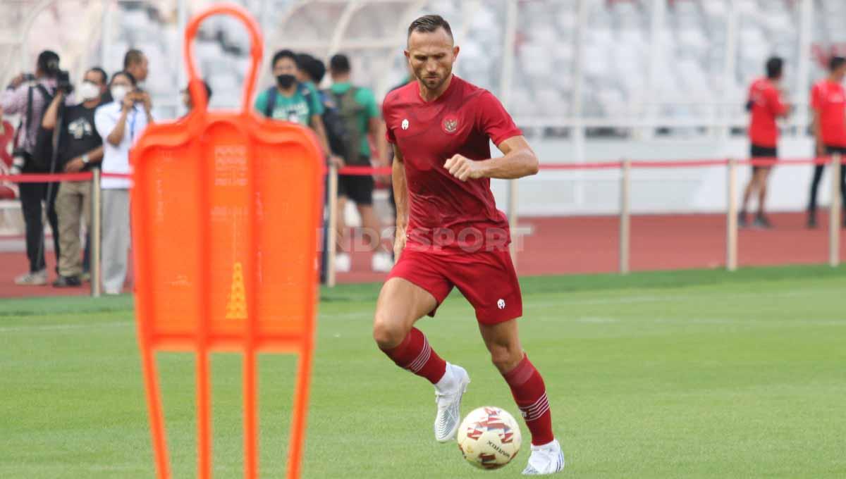 Ilija Spasojevic saat latihan bersama Timnas Indonesia jelang laga Piala AFF 2022 melawan Kamboja di Stadion GBK, Selasa (20/12/22).