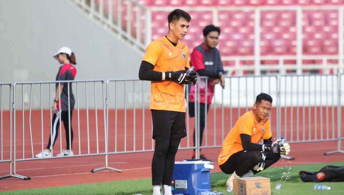 Kiper Timnas Indonesia, Nadeo Argawinata saat latihan jelang laga Piala AFF 2022 melawan Kamboja di Stadion GBK, Selasa (20/12/22).