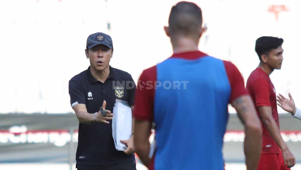 Pelatih Shin Tae-yong mengarahkan para pemainnya saat latihan Timnas Indonesia jelang laga Piala AFF 2022 melawan Kamboja di Stadion GBK, Selasa (20/12/22).