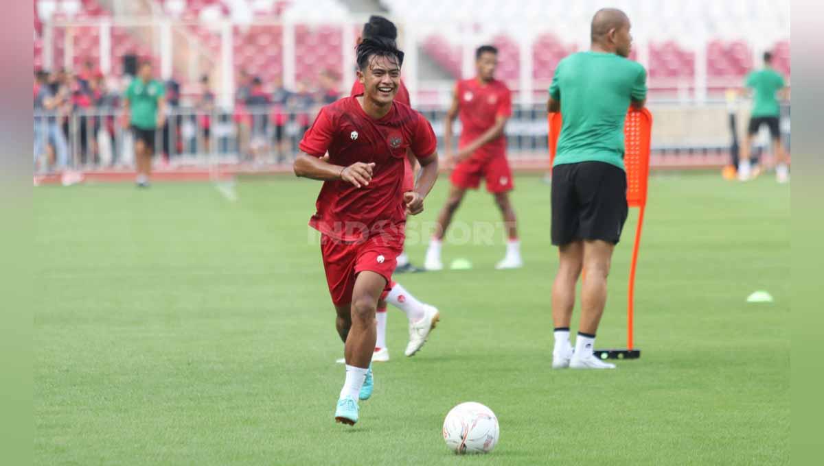 Pratama Arhan saat latihan bersama Timnas Indonesia di Piala AFF 2022. Pemain Tokyo Verdy itu dirumorkan mendekat ke Persija Jakarta di bursa transfer Liga 1. - INDOSPORT