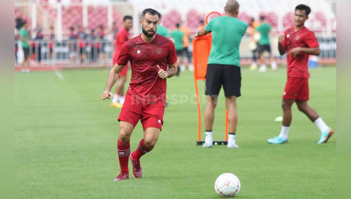 Jordi Amat saat latihan jelang laga Piala AFF 2022 melawan Kamboja di Stadion GBK, Selasa (20/12/22).