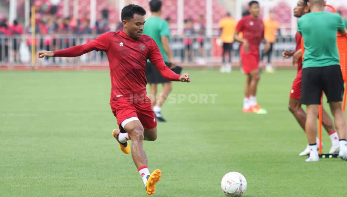 Saddil Ramdani saat latihan bersama Timnas Indonesia jelang laga Piala AFF 2022 melawan Kamboja di Stadion GBK, Selasa (20/12/22).