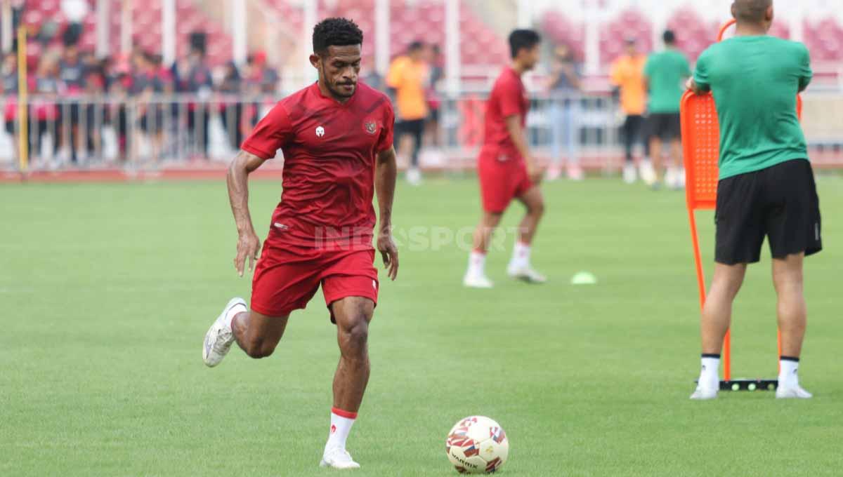Ricky Kambuaya saat latihan jelang laga Piala AFF 2022 melawan Kamboja di Stadion GBK, Selasa (20/12/22).