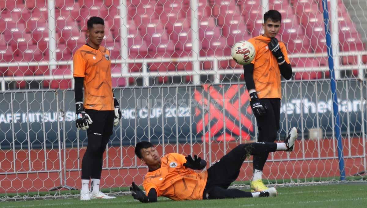 Kiper Muhammad Riyandi saat latihan jelang laga Piala AFF 2022 melawan Kamboja di Stadion GBK, Selasa (20/12/22).
