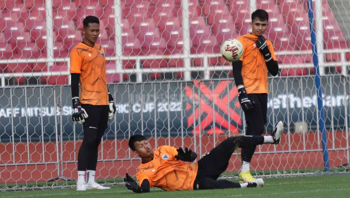 3 kiper Timnas Indonesia saat latihan jelang laga Piala AFF 2022 melawan Kamboja di Stadion GBK, Selasa (20/12/22).