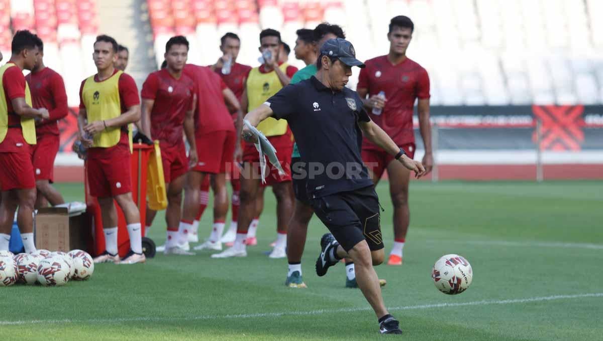 Pelatih Shin Tae-yong menunjukan kebolehannya menendang bola saat latihan Timnas Indonesia jelang laga Piala AFF 2022 melawan Kamboja di Stadion GBK, Selasa (20/12/22).