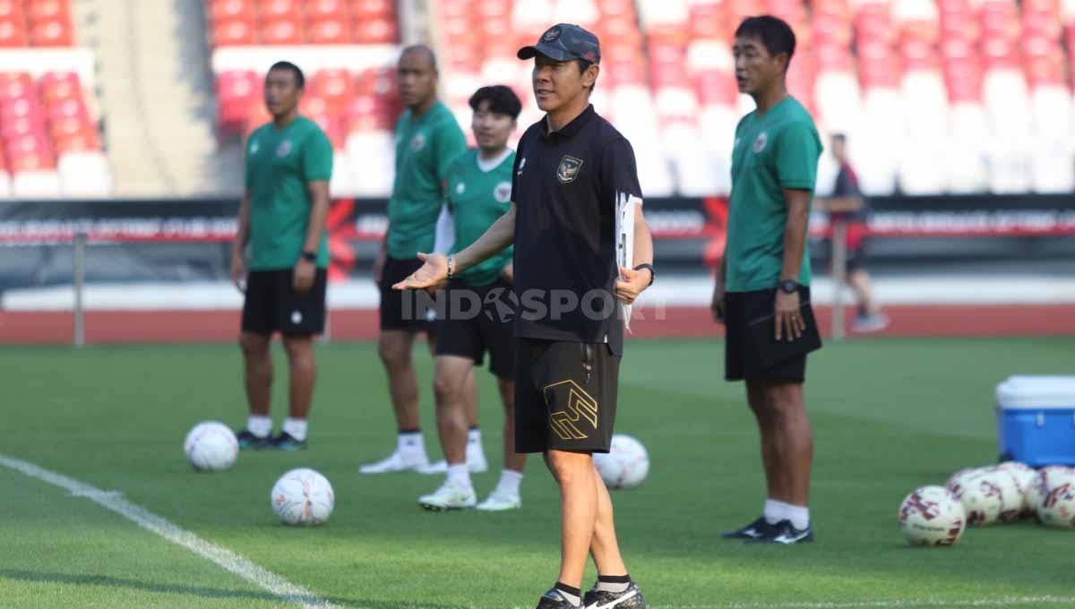 Pelatih Shin Tae-yong mengarahkan para pemainnya saat latihan Timnas Indonesia jelang laga Piala AFF 2022 melawan Kamboja di Stadion GBK, Selasa (20/12/22).