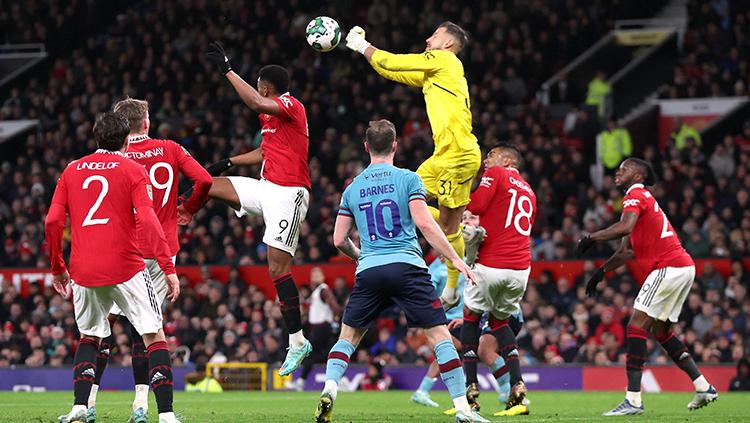 Duel udara di pertandingan Manchester United vs Burnley pada ajang Carabao Cup.