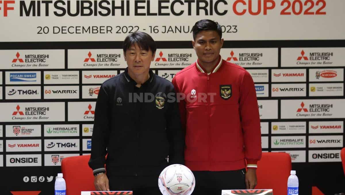 Pelatih Timnas Indonesia Shin Tae-yong dan Kapten Indonesia Fachrudin Aryanto pada sesi jumpa pers di Media Center Stadion GBK, Kamis (22/12/22).