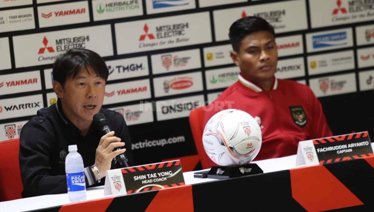 Pelatih Timnas Indonesia Shin Tae-yong dan Kapten Indonesia Fachrudin Aryanto pada sesi jumpa pers jelang laga Piala AFF 2022 melawan Kamboja di Media Center Stadion GBK, Kamis (22/12/22).