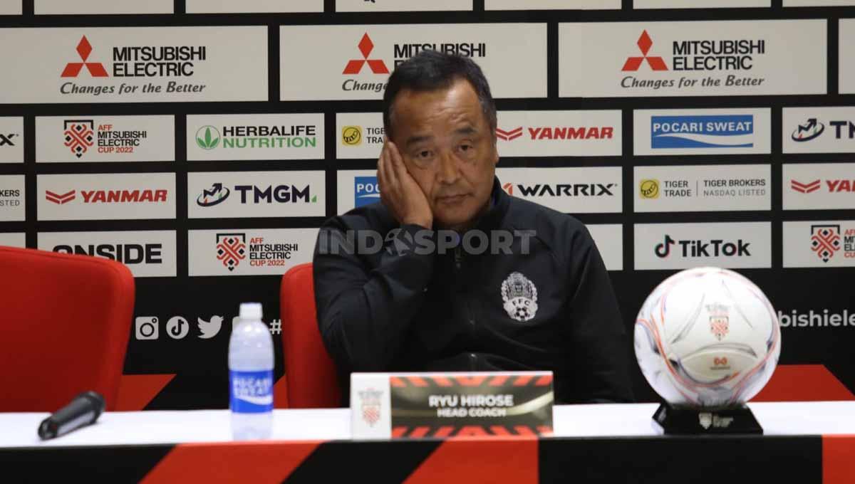 Pelatih Timnas Kamboja, Ryu Hirose pada sesi jumpa pers jelang laga Piala AFF 2022 melawan Indonesia di Media Center Stadion GBK, Kamis (22/12/22). - INDOSPORT