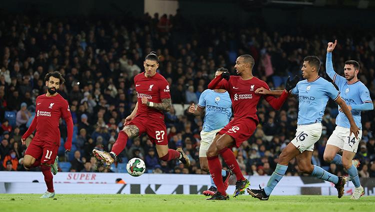 Suasana pertandingan Manchester City vs Liverpool di Carabao Cup.
