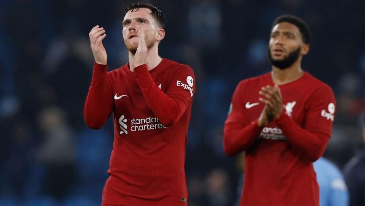 Andrew Robertson dan Joe Gomez pasca laga Man City vs Liverpool di Piala Liga Inggris (23/12/22). (Foto: Reuters/Jason Cairnduff)