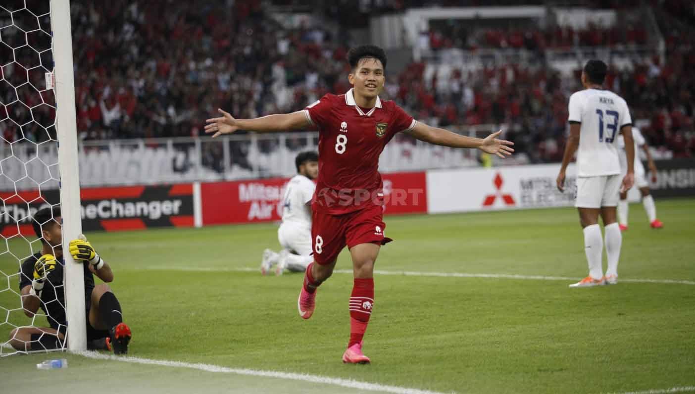 Selebrasi pemain Timnas Indonesia Witan Sulaeman usai mencetak gol ke gawang Kamboja laga Piala AFF 2022 di Stadion Gelora Bung Karno, Jumat (23/12/22). - INDOSPORT