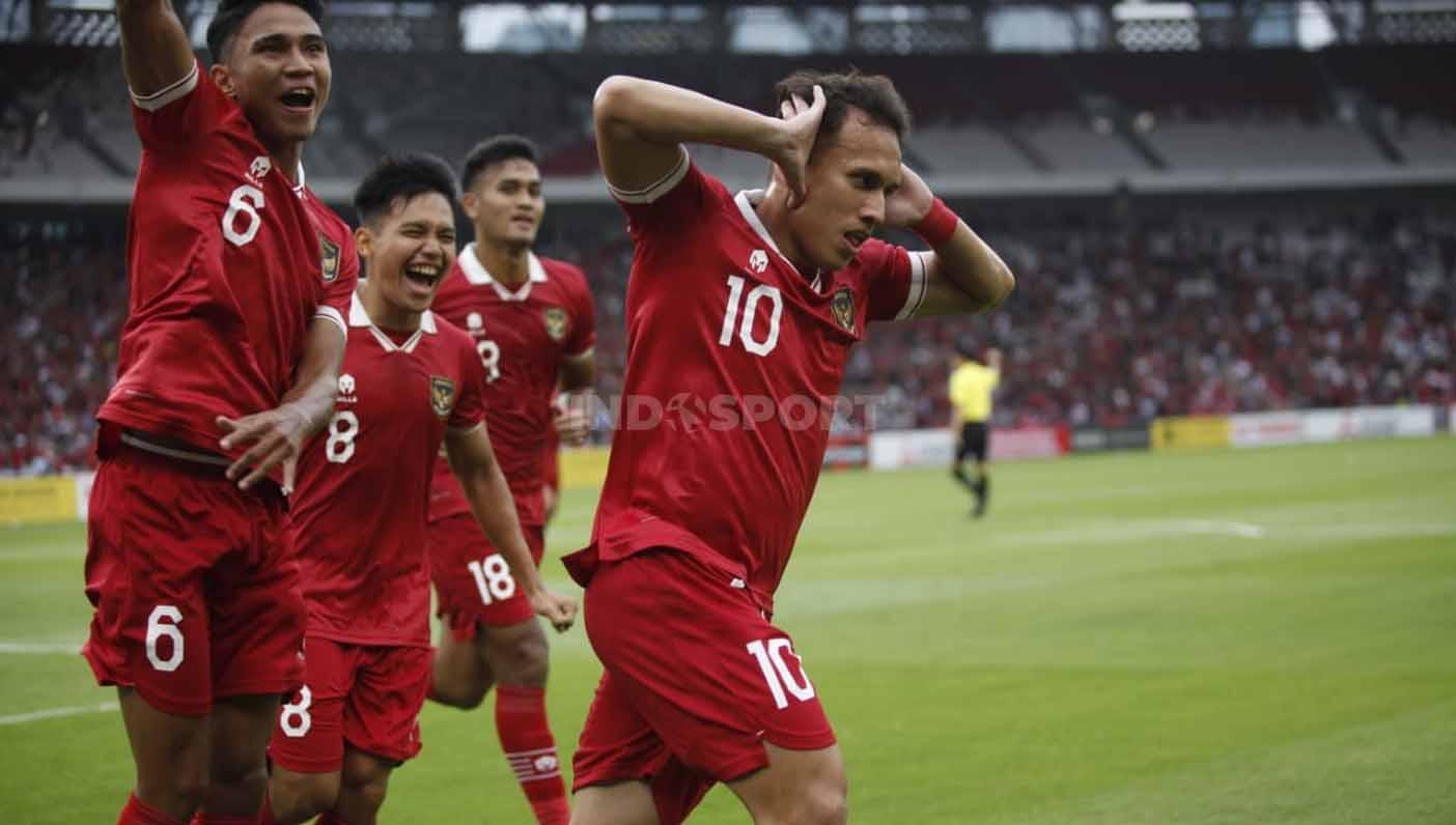 Selebrasi pemain Timnas Indonesia, Egy Maulana Vikri (kanan) usai mencetak gol ke gawang Kamboja pada laga Piala AFF 2022 di Stadion Gelora Bung Karno, Jumat (23/12/22).