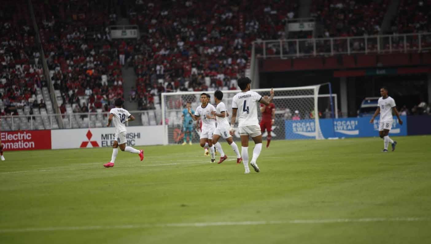 Selebrasi pemain Kamboja usai berhasil mencetak gol penyama ke gawang Timnas Indonesia  pada laga Piala AFF 2022 di Stadion Gelora Bung Karno, Jumat (23/12/22).