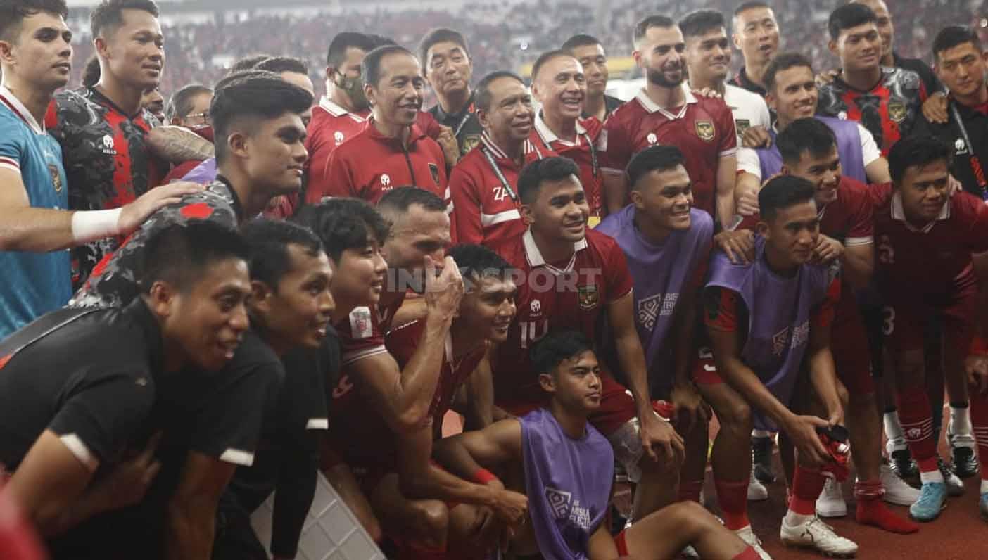 Para pemain Timnas Indonesia foto bersama Presiden Jokowi usai laga Piala AFF 2022 melawan Kamboja di Stadion Gelora Bung Karno, Jumat (23/12/22).