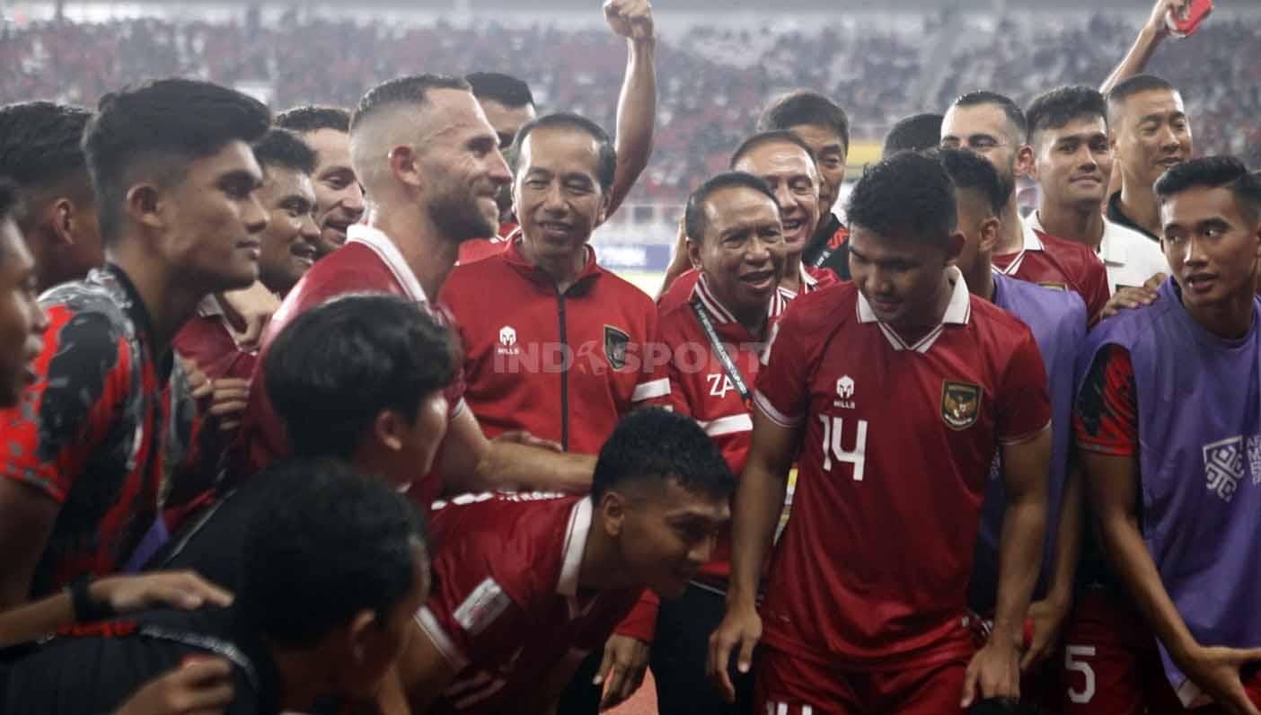 Presiden Jokowi menghampiri Timnas Indonesia usai laga Piala AFF 2022 melawan Kamboja di Stadion GBK, Jumat (23/12/22).