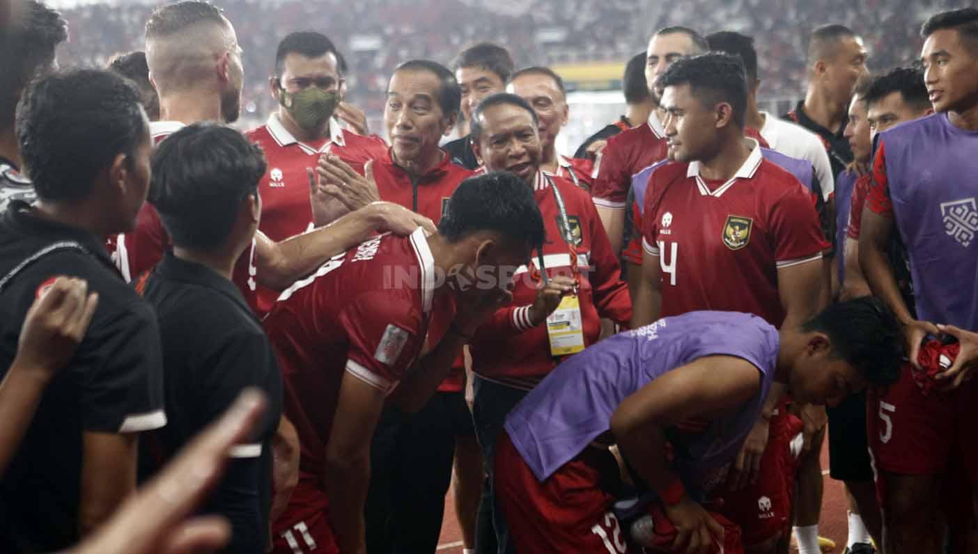 Presiden Jokowi menghampiri Timnas Indonesia usai laga Piala AFF 2022 melawan Kamboja di Stadion GBK, Jumat (23/12/22).