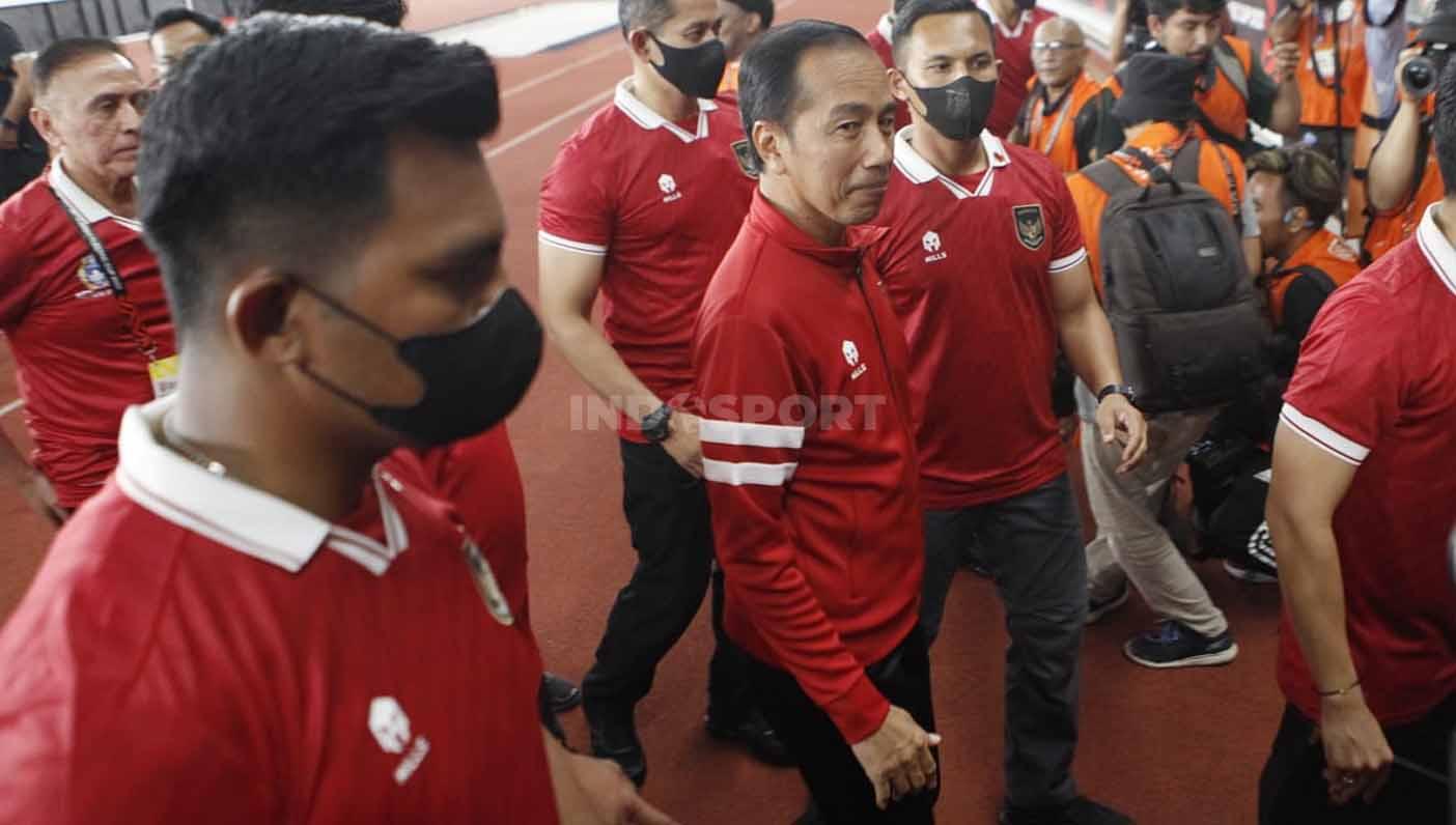 Presiden Jokowi menghampiri Timnas Indonesia usai laga Piala AFF 2022 melawan Kamboja di Stadion GBK, Jumat (23/12/22).