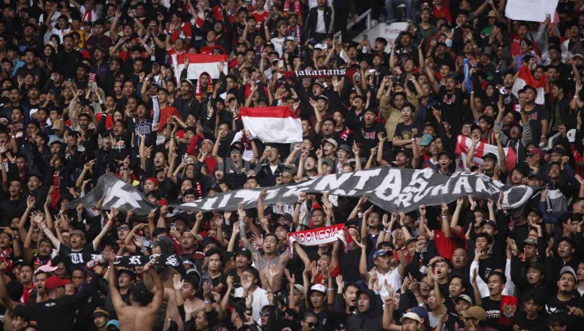 Suporter Timnas Indonesia vs Kamboja pada laga Piala AFF 2022 di Stadion Gelora Bung Karno, Jumat (23/12/22). - INDOSPORT