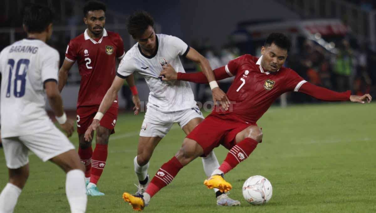 Pemain Timnas Indonesia, Saddil Ramdani (kanan) dilanggar oleh pemain Kamboja pada laga Piala AFF 2022 di Stadion Gelora Bung Karno, Jumat (23/12/22).